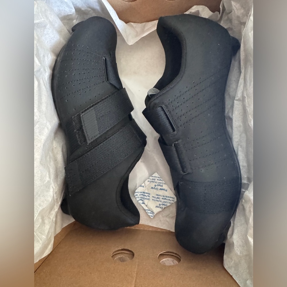 fi’zi:k- Black Cycling Shoes with Velcro Straps
Size:39 - Picture 7 of 9